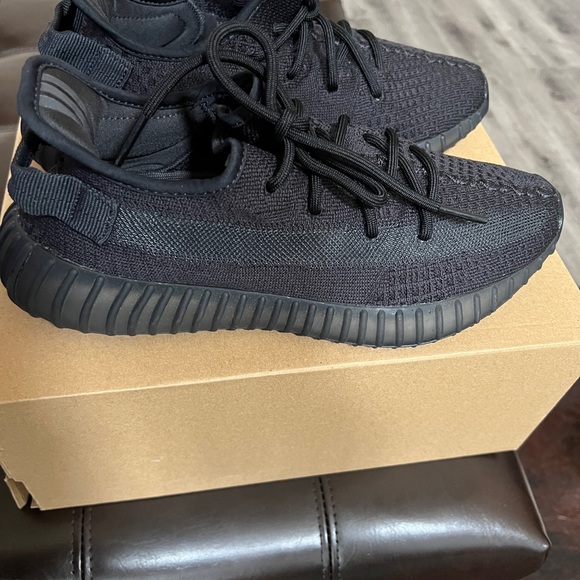 NWOT 8.5 Black Yeezy Boost 350V2 onyx HQ4540 - Picture 2 of 7